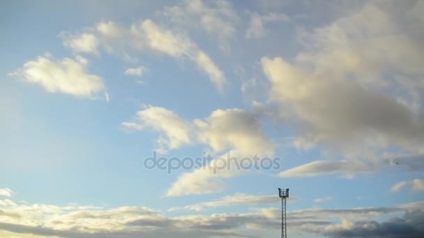 Time lapse klipp av vita fluffiga moln över blå himmel — Stockvideo