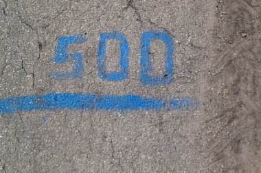 500 figürü mavi boya ile kaldırıma çizilmiş