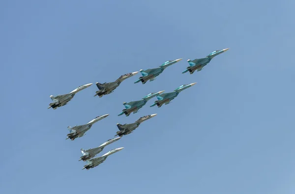 Moskova'nın kırmızı kare içinde geçit töreni