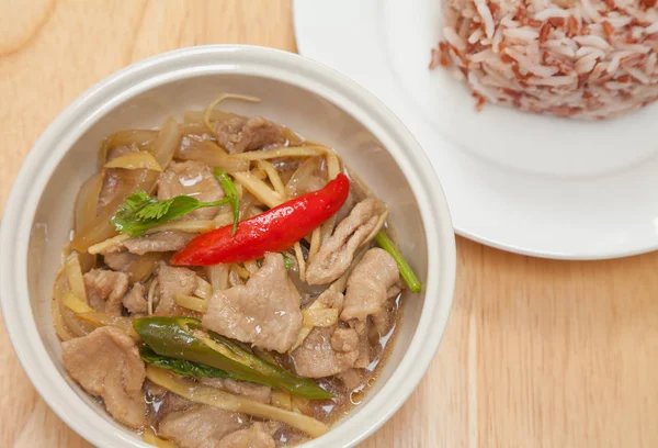 椰奶绿咖喱牛肉饭是泰国菜辣的味道 — 图库照片
