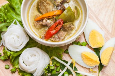 Tay yemek menüsü baharatlı ve lezzetli pirinç noodle ile yeşil köri sığır eti olduğu.