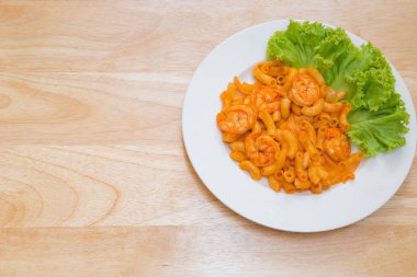 Kızarmış makarna karides ile karıştırın