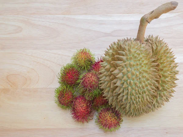 Durian e rambutan são frutos na Tailândia — Fotografia de Stock