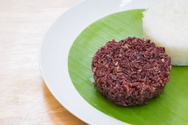 Riceberry é uma nova variedade de arroz orgânico novo — Fotografia de Stock