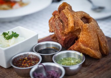 Derin kızarmış domuz Knuckle için yemek vakti.