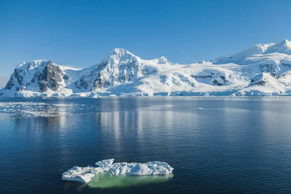 Ilha Está Coberta Neve Oceano — Fotografia de Stock