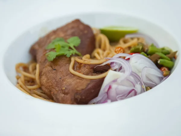 Revuelve Carne Frita Los Espaguetis Con Pasta Camarones Estilo Tailandés — Foto de Stock