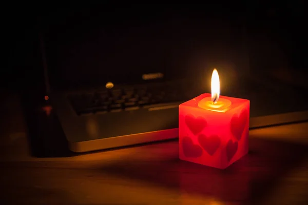 Зажженная свеча для фона — стоковое фото