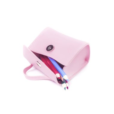 İçinde kalemler olan pembe kalem kutusunu aç.