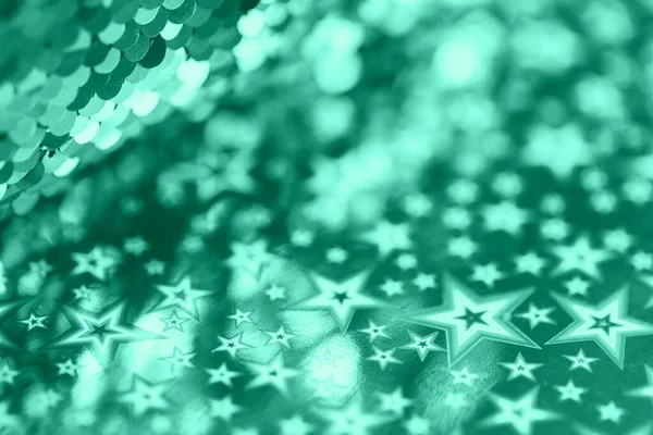 Святкові зірки і боке металевий лист фольги в модному зеленому кольорі — стокове фото