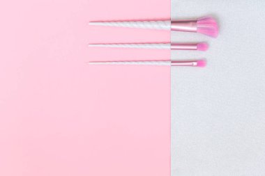 Gümüş pembe üzerinde üç tek boynuzlu at makyaj fırçaları