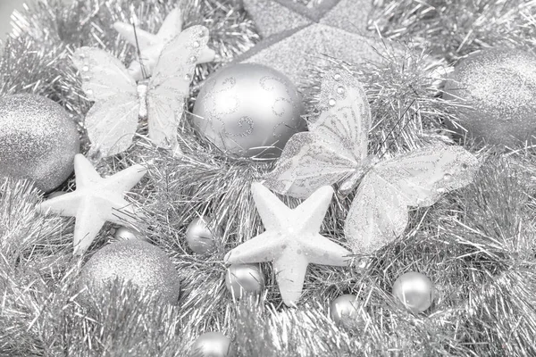 Argento Buon Natale ornamenti e fili di lame monocromatico — Foto Stock