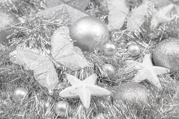 Argento Buon Natale ornamenti e fili di lame monocromatico — Foto Stock
