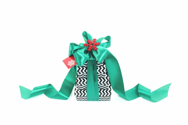 Cajas de regalo chevron blanco y negro con lazo verde Navidad — Foto de Stock