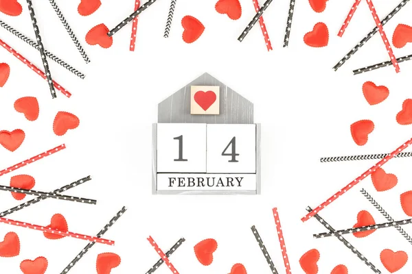 Konfetti w kształcie serca czerwone monochromatyczne z datą 14 lutego — Zdjęcie stockowe