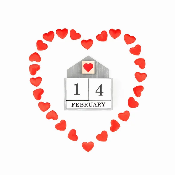 Konfetti w kształcie serca czerwone monochromatyczne z datą 14 lutego — Zdjęcie stockowe
