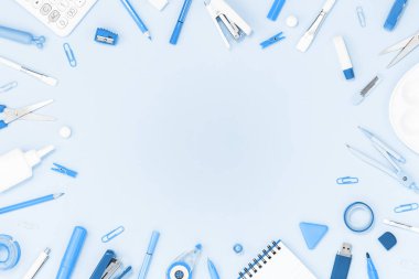 Muhtelif ofis ve okul, beyaz ve mavi kırtasiye.