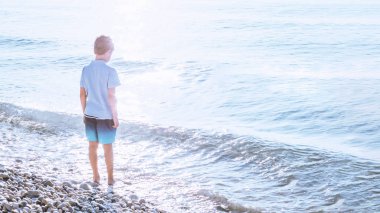 Sahildeki çakıl taşlı plajda parlayan ışıkla