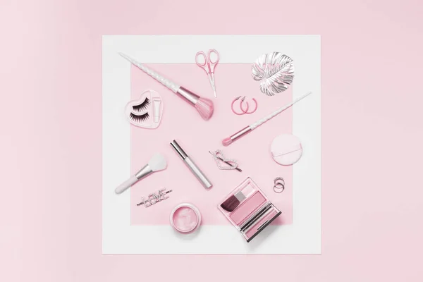 Piękno jednorożec makijaż pędzle monochromatyczne różowy i srebrny ramka — Zdjęcie stockowe