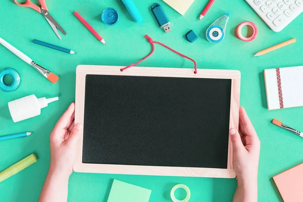 Renkli kağıt, boya ve okul kağıtları ve siyah tahta