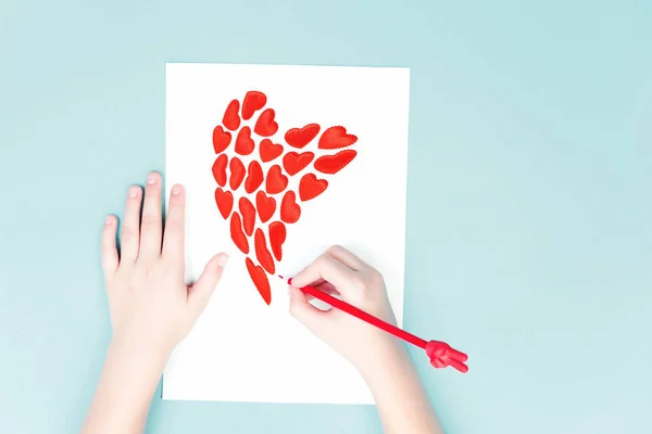 Руки з серцевою літерою і червоним олівцем, блокнот — стокове фото