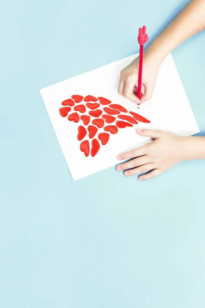 심장 편지와 붉은 연필, 메모지를 들고 있는 손 — 스톡 사진