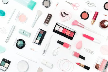 Beyaz düz yerde güzellik makyaj aletleri ve fırçalar