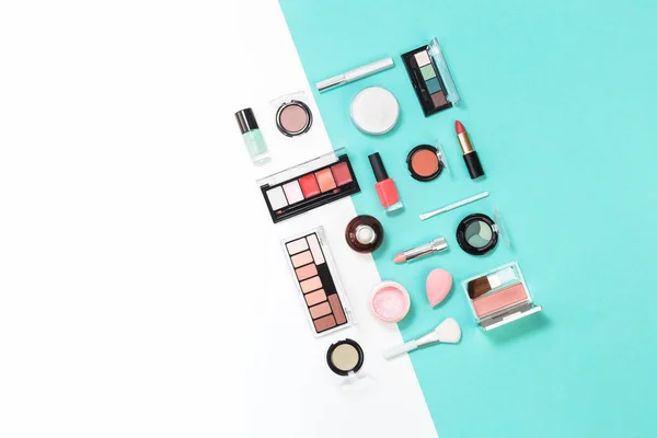 Beauty make-up tools en borstels op witte platte lay — Stockfoto