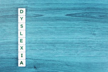 Disleksi konsepti, mavi masadaki kelime