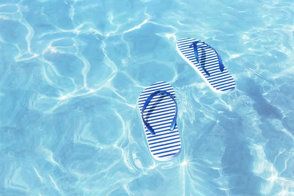 Tongs Marines Rayées Flottant Dans Les Eaux Bleu Clair Océan — Photo