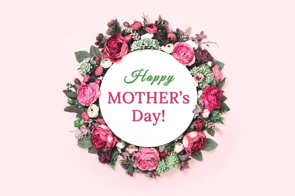 Corona de flores para Happy Mothers Day tarjeta plana laico — Foto de Stock