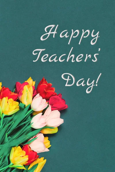 Deniz mavisi zemininde taze laleler.