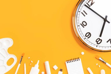 Beyaz kırtasiye malzemeleriyle sarı arka plandaki analog düz duvar saatinin bir parçası. Saat sekizde. Kopyalama alanı, zaman yönetimi veya okul konsepti ve açılış saati ile kapat