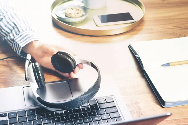 Mano Con Cuffie Laptop Lavoro Distanza Studio Casa Con Blocco — Foto Stock