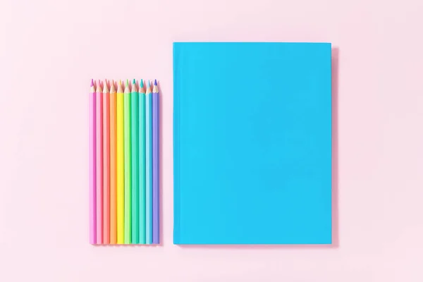Conjunto Lápis Pastel Coloridos Notebook Azul Simples Mockup Rosa Bright — Fotografia de Stock