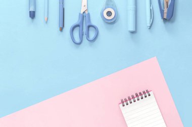 Sınır olarak pastel modayı destekleyen çeşitli ofis ve okul pembe pape ve mavi kırtasiye malzemeleri. Okula dönmek ya da eğitim ve el sanatları pankartı için fotokopi alanı olan bir daire. Okula geri dön.