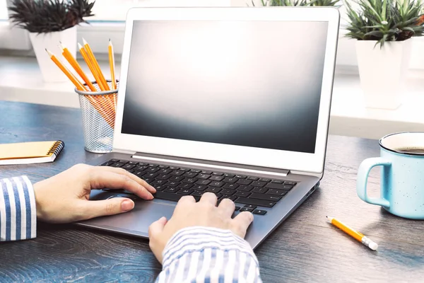 Donna Che Lavora Casa Vicino Alla Finestra Con Computer Portatile — Foto Stock