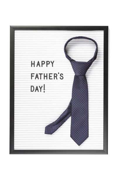 白い上に隔離された濃い青のネクタイと手紙のボード上の幸せな父の日のテキスト 最小限のフレームテキスト コピースペース 父の日セールモックアップテンプレート — ストック写真