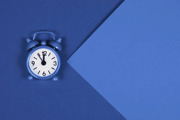 Moda odaklı arkaplanda mavi alarm saati. — Stok fotoğraf