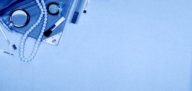 Moda kadın temel üzerinde mavi arka plan, üstten görünüm.