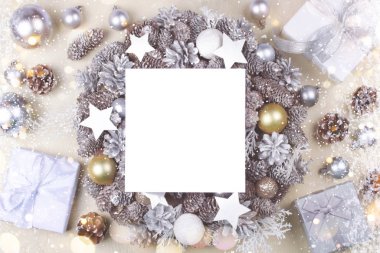 Tahta arka planda Noel çelengi ve mücevherleri.