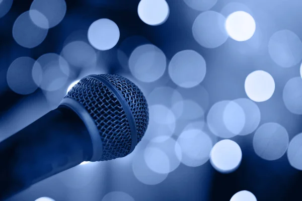 Mikrofon auf der Bühne mit Bokeh-Licht. — Stockfoto