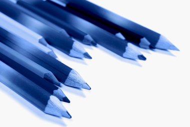 Bir sürü parlak kalem maviye boyanmış.