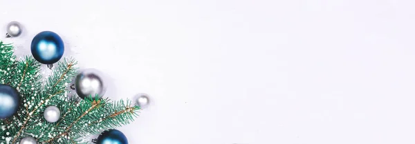 Jouets de décoration de Noël sur blanc . Image En Vente