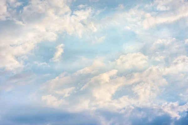 Blå moln på himlen i solens strålar på hösten. Landområden — Stockfoto