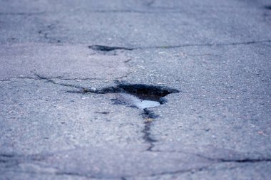 Bir yol yüzeyindeki çatlağın arkaplan dokusu 