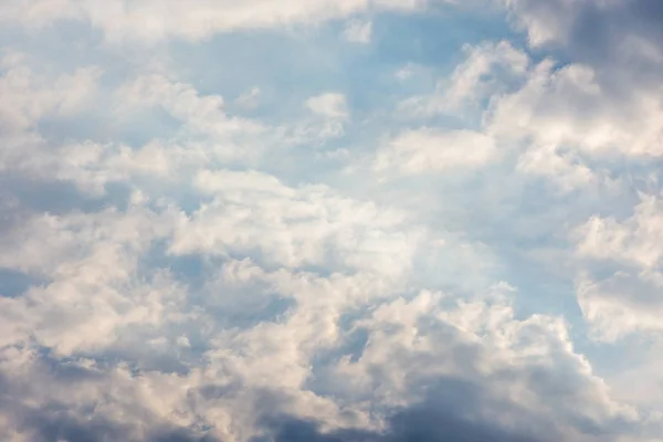 Blå moln på himlen i solens strålar på hösten. Landområden — Stockfoto