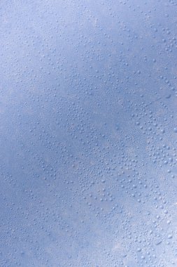 Arka plan deseni güneş ve lensli ıslak pembe cam damlaları