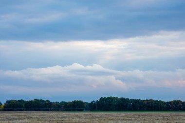 Gökyüzünün dokusu bulutlar ve güneş ışınları mavi gökyüzünün arka planında
