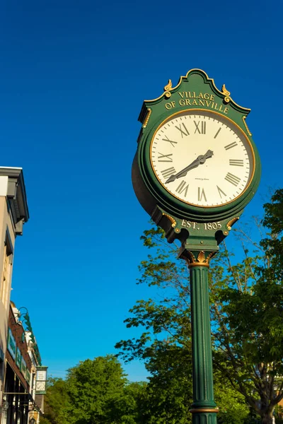 Reloj de pueblo de antaño — Foto de Stock